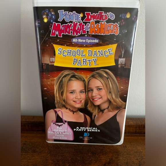 Lot of 3 Mary Kate and Ashlee VHS tapes our lips are sealed switching goals - Picture 4 of 10